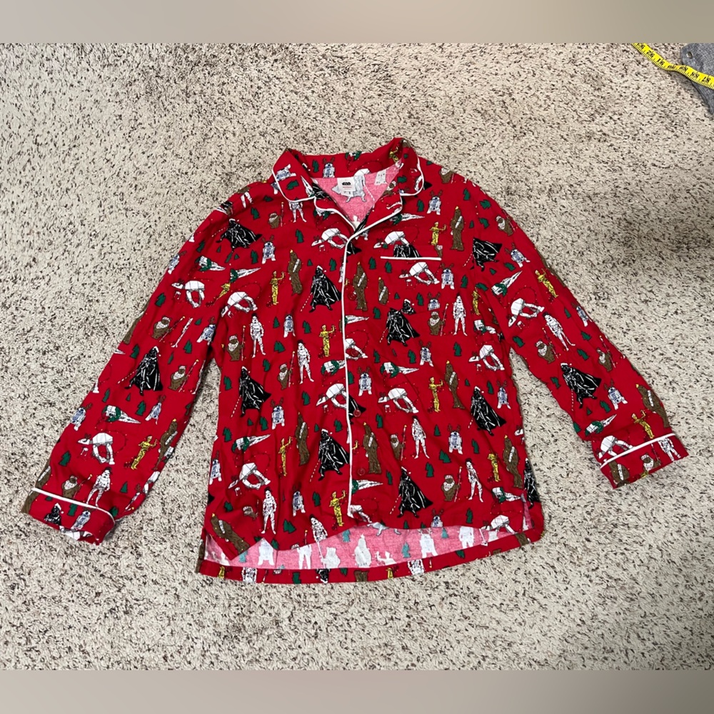 Adult STAR WARS ™ Holiday Flannel
Pajama Top Star Wars festive red